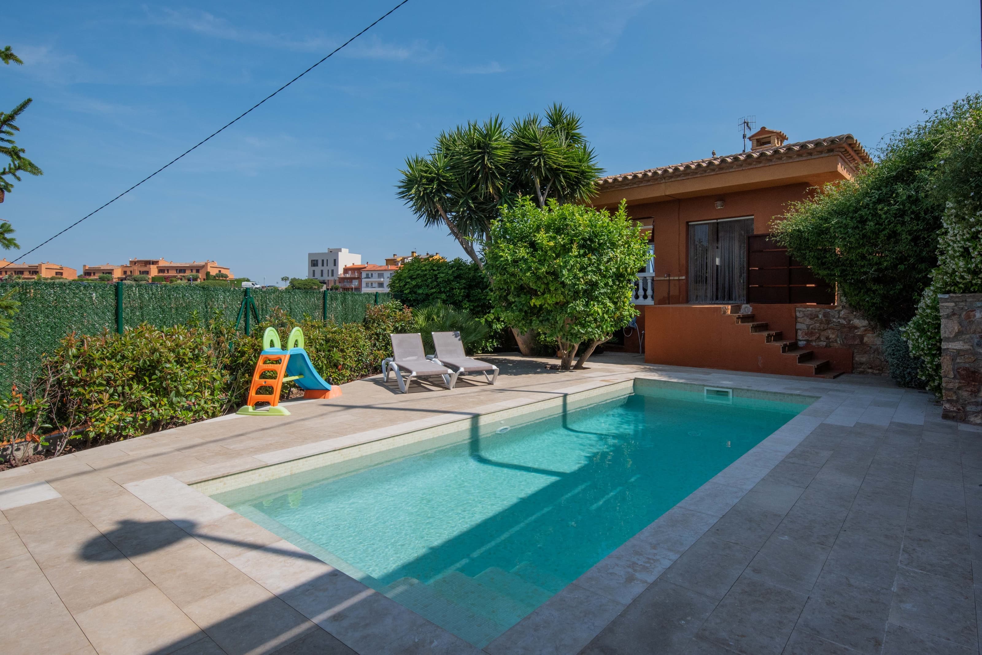 Well maintained detached house with a separate apartment near the center of Begur
