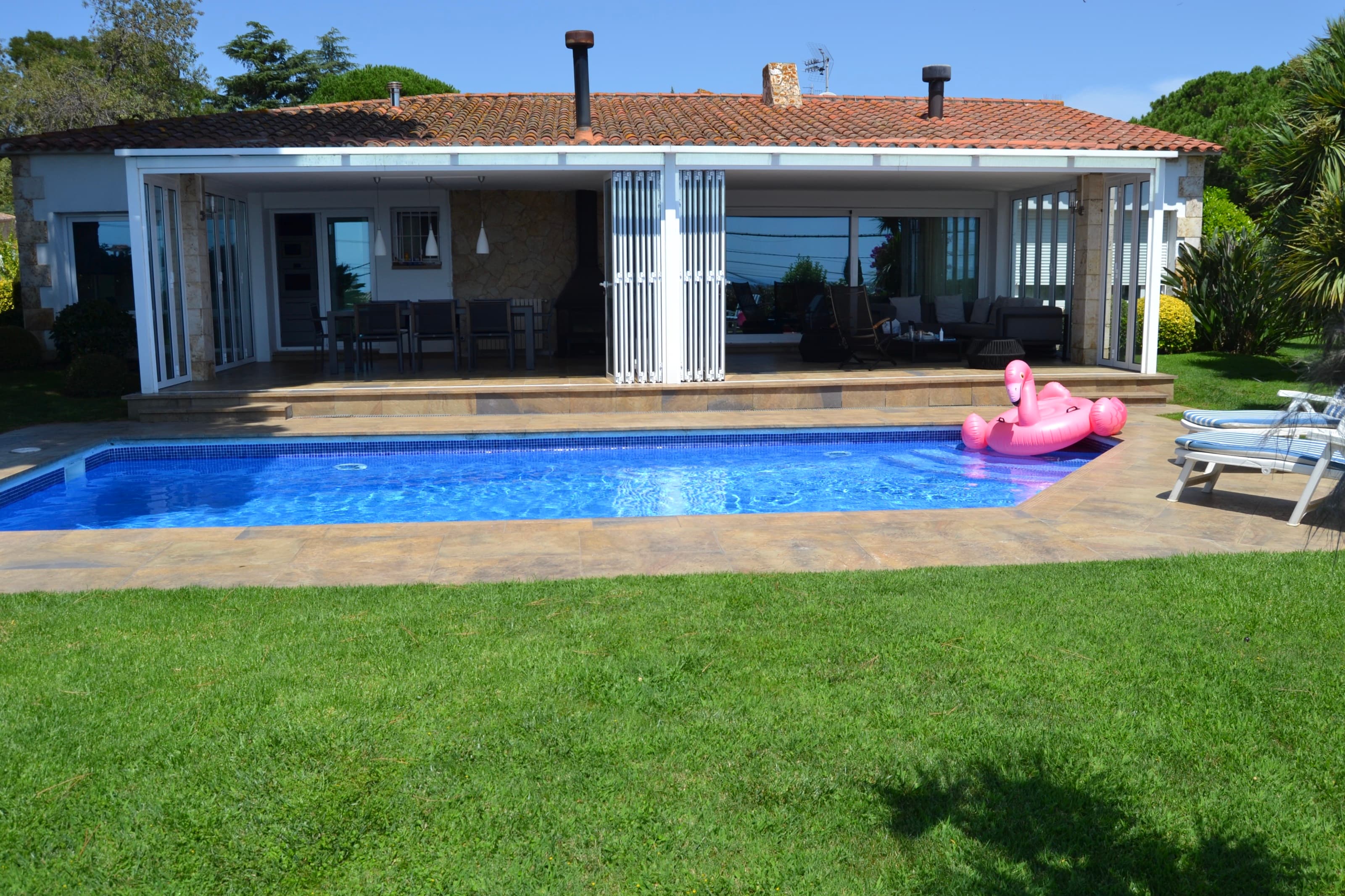 Spacious single-storey, Mediterranean-style villa with swimming pool, sea view and within walking distance of the centre