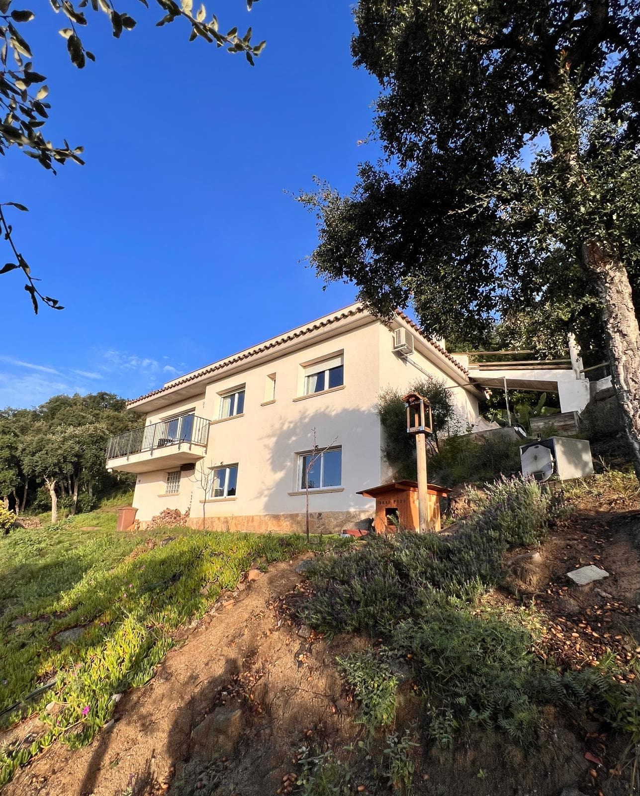 An impressive house with beautiful and wide mountain views!