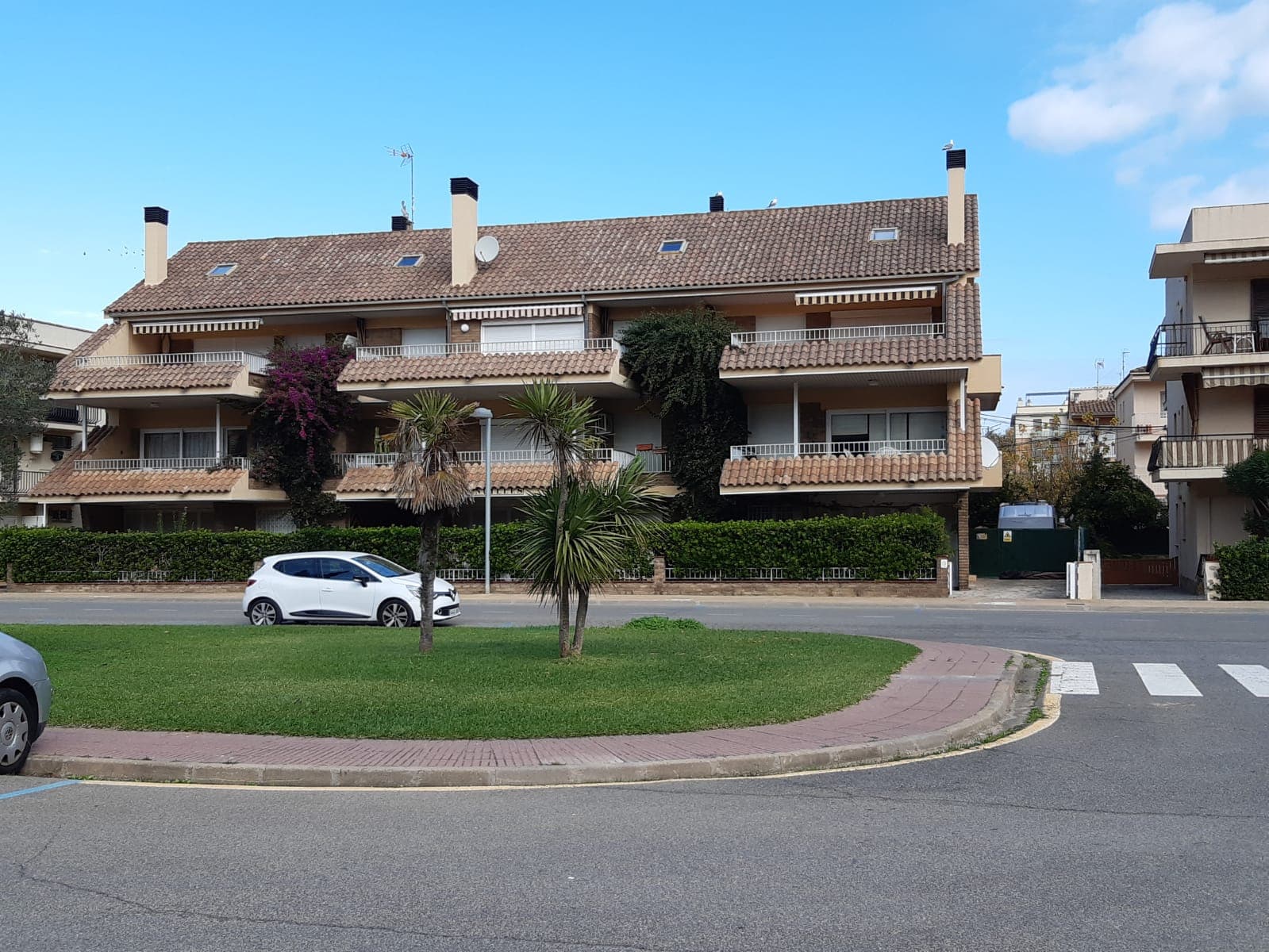 Lovely ground floor apartment near the beach, with private garden, terrace and parking