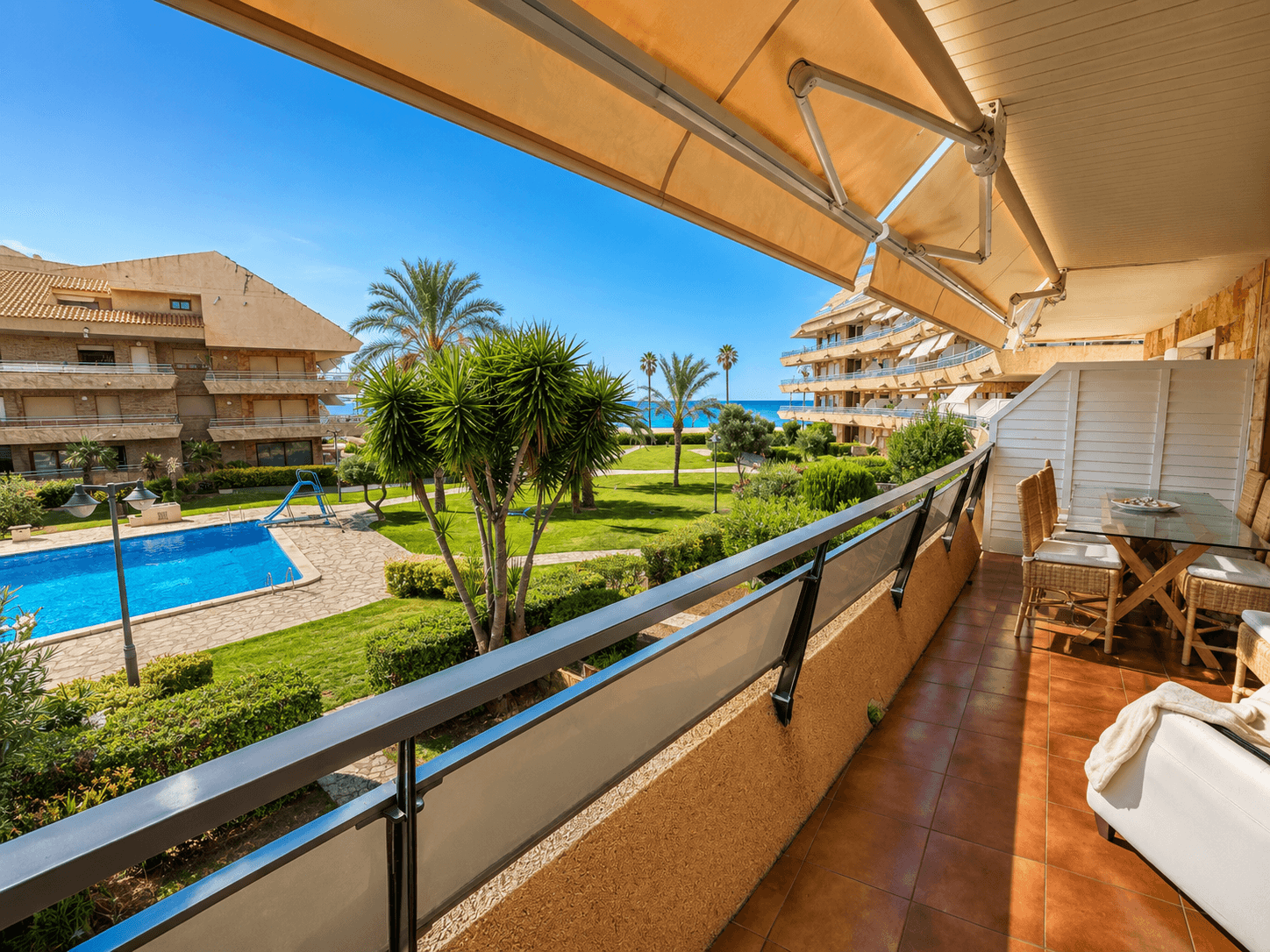 Apartment with direct access to sea